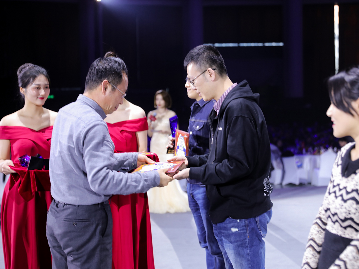 公司年會頒獎環(huán)節(jié)