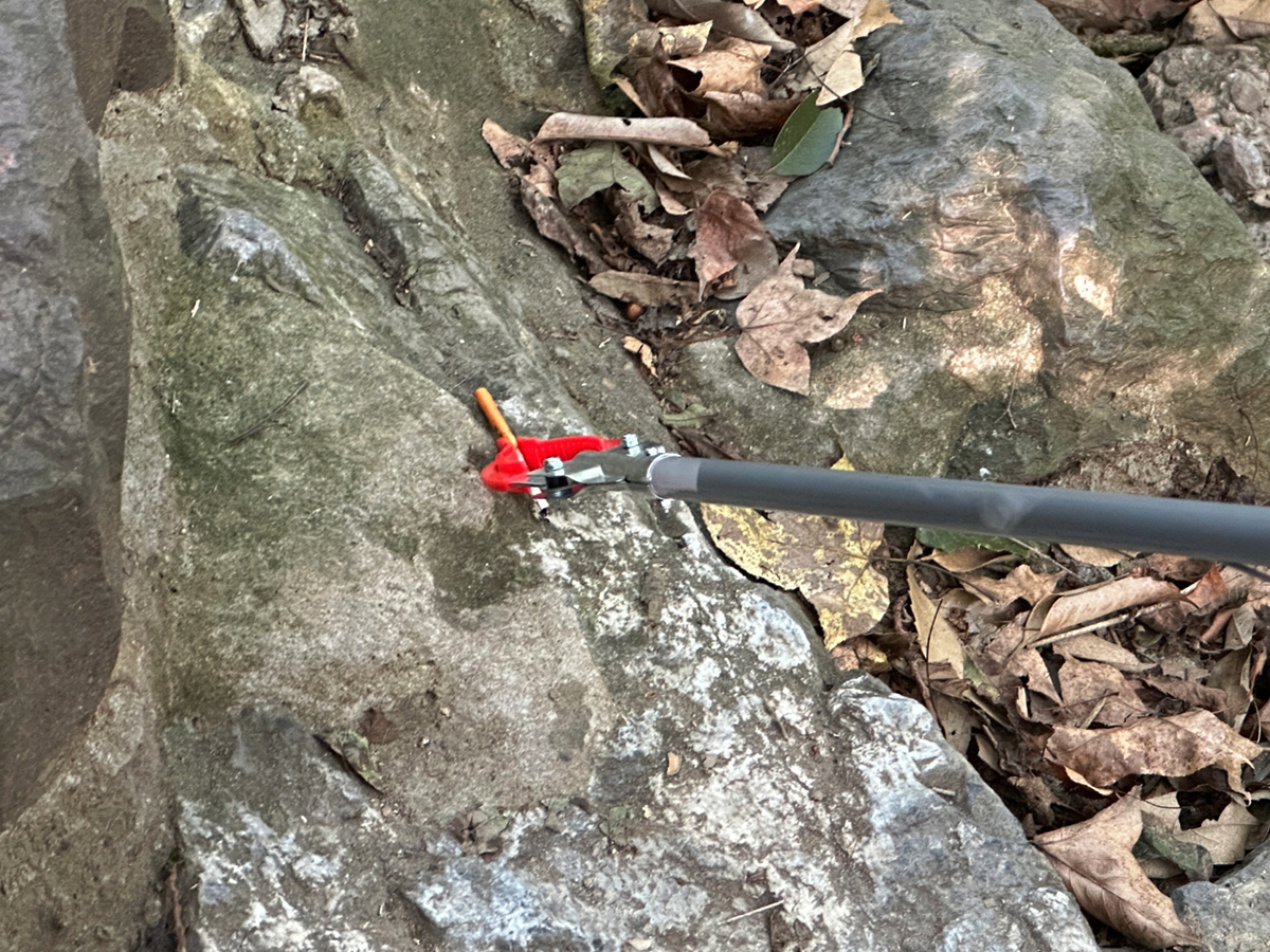 志愿者在戶外公益撿垃圾